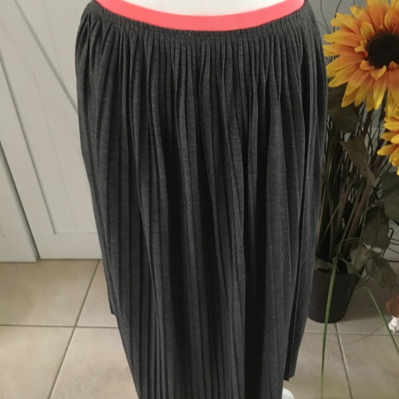 American eagle Hi-Lo Great skirt with pink waistband. Size Medium - Picture 4 of 6